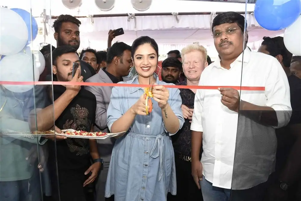 ACTRESS SREEMUKHI LAUNCHES CELLBAY MOBILES SHOWROOM MEDAK 5